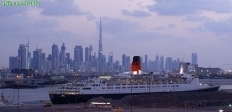 La skyline de Dubaï, devant le paquebot <i>Queen Elisabeth II</i>.<br>Au centre de l'image, la tour <i>Burj Khalifa</i>, le plus grand immeuble du monde, domine du haut de ses 828 mètres.<br>Dimanche prochain, on ira la tutoyer...