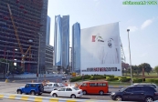 Portrait de Cheikh Zayed, Emir d'Abu Dhabi, fondateur des Emirats Arabes Unis.<br>Ah, les jolis portraits géants, <i>Our father Zayed</i>. Il y a même un site Internet.<br>Imaginez la France couverte de portraits géants de Sarkozy: on en rêve déjà...