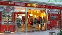[no_rights] Abu Dhabi, Emirats Arabes Unis.<br>Dans le Marina Mall, un Ferrari store.<br>Le porte-clés était dans nos prix.<br>Mais pas les skis, à droite, dans la vitrine !