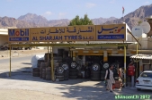 Environs de Fujairah.<br>Les échoppes vendant des pneus et des jantes en aluminium ont vraiment la cote: il y en a une quantité très étonnante.