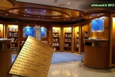 <i>Brilliance of the Seas</i>.<br>La bibliothèque est très mal située: elle est dans l'atrium, ce qui expose les lecteurs à la musique, pas toujours très calme. Chez <i>Celebrity</i>, au moins, c'est un véritable hâvre de paix.