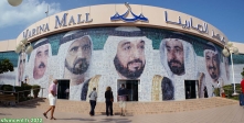 Abu Dhabi, Emirats Arabes Unis.<br>Entrée principale du Marina Mall.<br>Les 7 Emirs fondateurs de l'Union veillent sur les clients...