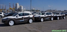 Port de Mascate, sultanat d'Oman.<br>3 <i>Porsche Cayenne</i>, parmi de multiples véhicules fraichement livrés.<br>Une enveloppe protectrice les recouvre encore.<br>Au fond, le <i>Brilliance of the Seas</i>.<br>Avec des <i>Cayenne</i>, ce n'est plus la galère, c'est le bagne !