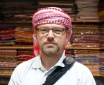 [no_rights] Mascate, sultanat d'Oman.<br>Dans le souk, les marchands de tissus et d'étoffe savent vendre leur marchandise.<br>On en par dessus la tête de leurs produits !