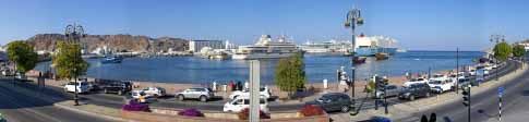 Mascate, sultanat d'Oman.<br>La promenade du port de Muttrah.<br>Au centre du cliché, <i>Al Said</i>, un des deux yachts personnels du Sultan.<br><font size=-1>Assemblage panoramique de 7 clichés.</font>