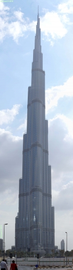 Dubaï, Emirats Arabes Unis.<br>La tour Burj Khalifa, plus haut immeuble du monde (828 mètres, 209 étages).<br>(Assemblage panoramique de 5 clichés).