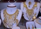 [no_rights] Dubaï, Emirats Arabes Unis.<br>Vitrine d'une boutique du Gold Souk.<br>Ah ben oui, ce n'est pas facile à porter...
