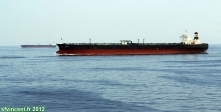A bord du <i>Brilliance of the Seas</i>.<br>Le Détroit d'Ormuz voit passer des dizaines de pétroliers par jour.<br>On dirait une joute nautique: la grosse bête va-t-elle manger la petite ?