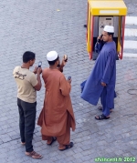 Mascate, sultanat d'Oman.<br>Une scène assez amusante.<br>Un jeune fait semblant d'utiliser une cabine téléphonique, pendant que ses compères le mitraillent au téléphone portable.<br>Quels déconneurs, ces Omanais !
