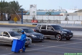 Abu Dhabi, Emirats Arabes Unis.<br>Sur ce cliché, il y a une poubelle et une voiture de luxe.<br>Saurez-vous les retrouver ? Attention, il y a un piège.