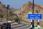 Mascate, sultanat d'Oman.<br>Etonnants paysages: des montagnes d'une aridité sans nom, et des tâches de verdure ça et là.