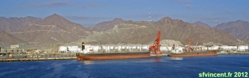 Terminal pétrolier de Fujairah.<br>Un pipe line est en cours d'achèvement. Il permettra d'exporter le pétrole des Emirats directement via le Golfe d'Oman.