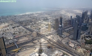 Dubaï, Emirats Arabes Unis.<br>Panorama sur Dubaï et le Golfe persique, depuis la tour Burj Khalifa.<br>Remarquez l'ombre de la tour, devant l'échangeur autoroutier. Précisons qu'il est presque midi...