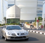 Dubai, véhicule de luxe quittant l'hôtel <i>Burj Al Arab</i>.