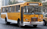 Autocar indien <i>TATA</i> dans les rues de Dubai.