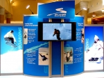 Dubai, <i>Mall of the Emirates</i>.<br>Panneau de promotion du complexe <i>Ski Dubai</i>, complexe de sports d'hivers.