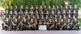 [no_rights] 20<sup>ème</sup> Régiment du Train, Peloton numéro 1 de l'escadron d'instruction, contingent 88/08, août 1988.<br>Lieu: Baden Oos, près de Baden-Baden, Forêt noire, Allemagne de l'Ouest (y'avait encore le Mur !).<br><font size=-1>La résolution a été laissée à une valeur élevée, afin de ne pas avoir des visages avec 4x3 pixels !</font>