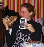 [no_rights] <i>Quelle horreur, un iPhone albinos !<br>C'est trop horrible, je ne veux pas voir ça !</i>