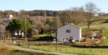 24/11/2007.<br>Pris depuis le verger de <i>René</i>, ce cliché montre l'ampleur du chantier. La bétonnière et la pelleteuse appartiennent au paysagiste.<br>A côté de la porte droite du garage, la pompe à chaleur dans son carton: il faudrait penser à la rentrer avant qu'on nous la fauche !<br>La piscine et la <i>rivière</i> sont dans le même axe.