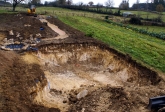 20/11/2007.<br>Là dessus, un bon coup de pelleteuse (pas celle de l'arrière plan, trop petite), et on fait son trou !<br>Le petit bassin à gauche n'est pas un jacuzzi !