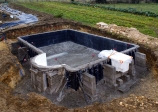 27/11/2007.<br>Breveté par Desjoyaux, et argument de vente massue: le bloc de filtration fixé sur le bassin. Il n'y a ainsi pas besoin de local technique et de canalisations enterrées.<br><br>Comme il a plu, il y a une flaque au fond du bassin: pratique pour se laver les pieds.