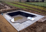 08/01/2008.<br>Le muret de l'arrière plan commence à être monté.<br>C'est plutôt laid, mais patience, ce n'est pas encore fini !