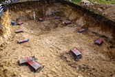 La structure repose sur des plots en parpaing.