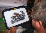 [no_rights] Pour bien démarrer la journée, un petit déjeuner sur un plateau <i>Joe Bar Team</i>, représentant Vincent Ribou sur sa Munch 1200 S !<br>Le nom est en verlan: alors, ça donne quoi ?