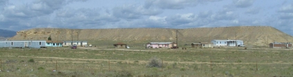 Four Corners se trouve en pleine réserve Navajo.<br>Comme à Monument Valley, les Navajos perçoivent directement les droits d'entrée.<br>Cela fait leur fortune, comme on peut en juger d'après leur habitat, très 21ème siècle.<br>Est-ce vraiment mieux que les tipis ?