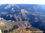 Grand Canyon du Colorado.<br>L'éclairage rasant met bien en évidence le relief torturé, et laisse deviner la profondeur du canyon.