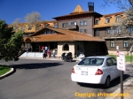 Grand Canyon du Colorado.<br>Un des hôtels de luxe du Parc, <i>El Tovar</i>, chambres avec vue sur le Canyon.<br><br>La Goldwing et la Harley viennent de subir un nettoyage au jet et à la peau de chamois. Certains motards passent plus de temps à nettoyer leur monture qu'à les chevaucher...
