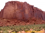 Monument Valley.<br>Mine de rien, certains de ces sommets de grès rouge culminent à 300 m !