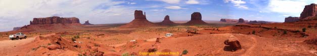 Monument Valley.<br>Montage panoramique à près de 180 degrés d'ouverture.