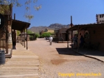 Un cowboy dans la rue principale de Old Tucson.