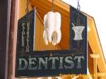 Si vous avez mal aux dents, le dentiste d'Old Tucson vous promet une <i>extraction sans douleur</i>.<br>J'ai comme un doute.<br>Une bonne bagarre au saloon arriverait au même résultat, pour moins cher...