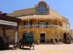 Old Tucson, son Grand Palace Hotel Saloon, son whisky, ses <i>girls</i>...