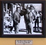 [no_rights] John Wayne et Robert Shelton sur le tournage de <i>Rio Lobo</i>, à Old Tucson.