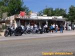 Une horde de bikers, en pèlerinage sur la route 66, s'accorde une petite pause bien méritée.
