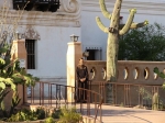 Un écclésiastique attendant l'heure de la messe du samedi soir, à <i>San Xavier del Bac</i>.