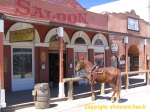 A Tombstone, ambiance Far West garantie: le cheval attend sagement devant le Saloon que son cow boy aille étancher sa soif et se fasse plumer au poker...