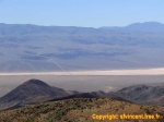 Nous venons de franchir Panamint Valley.<br>Pause, et regard en arrière, sur la route que nous avons empruntée.<br>On se sent vraiment très, très petit dans cette immensité désertique.