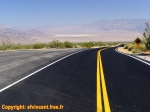 Pendant que nous laissions refroidir le moteur, une voiture nous a croisé et descend vers la fournaise:<br>nous ne sommes donc pas seuls sur cette planète ?
