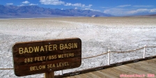 Death Valley.<br><i>Bad Water</i>, point le plus bas d'Amérique du nord: 86 mètres <u>sous</u> le niveau de la mer !