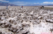 Promeneurs intrépides sur <i>Devil's Golf Course</i>, dans <i>Death Valley</i>.