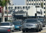 Wilshire Boulevard regorge de concessions de voitures de luxe: BMW, Porsche, Cadillac, Mercedes.<br>Apparemment, les affaires marchent.