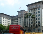 L'hôtel Beverly-Wilshire, situé sur Wilshire Boulevard, face à Rodeo Drive.<br>Pour les amateurs du genre, c'est un lieu mythique: c'est là que fut tourné le film <i>Pretty Woman</i>, en 1990.