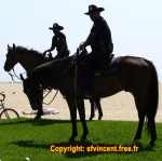 <i>Nous sommes de pauvres cow boys solitaires, loin de leur foyer...</i><br>Même en contre-jour, ils sont impressionnants, ces cons !<br>Notez le <i>cadavre</i> sur la plage, ça fait vraiment tâche sur la photo. Mais que fait la police ?