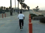 Jogger sur le front de mer de Santa Monica.