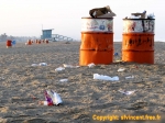 <i>Sous les pavés, la plage...</i><br>A Santa Monica, c'est plutôt <i>Sur la plage, les déchets</i> !
