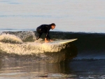 Surfer sur les vagues de Santa Monica.